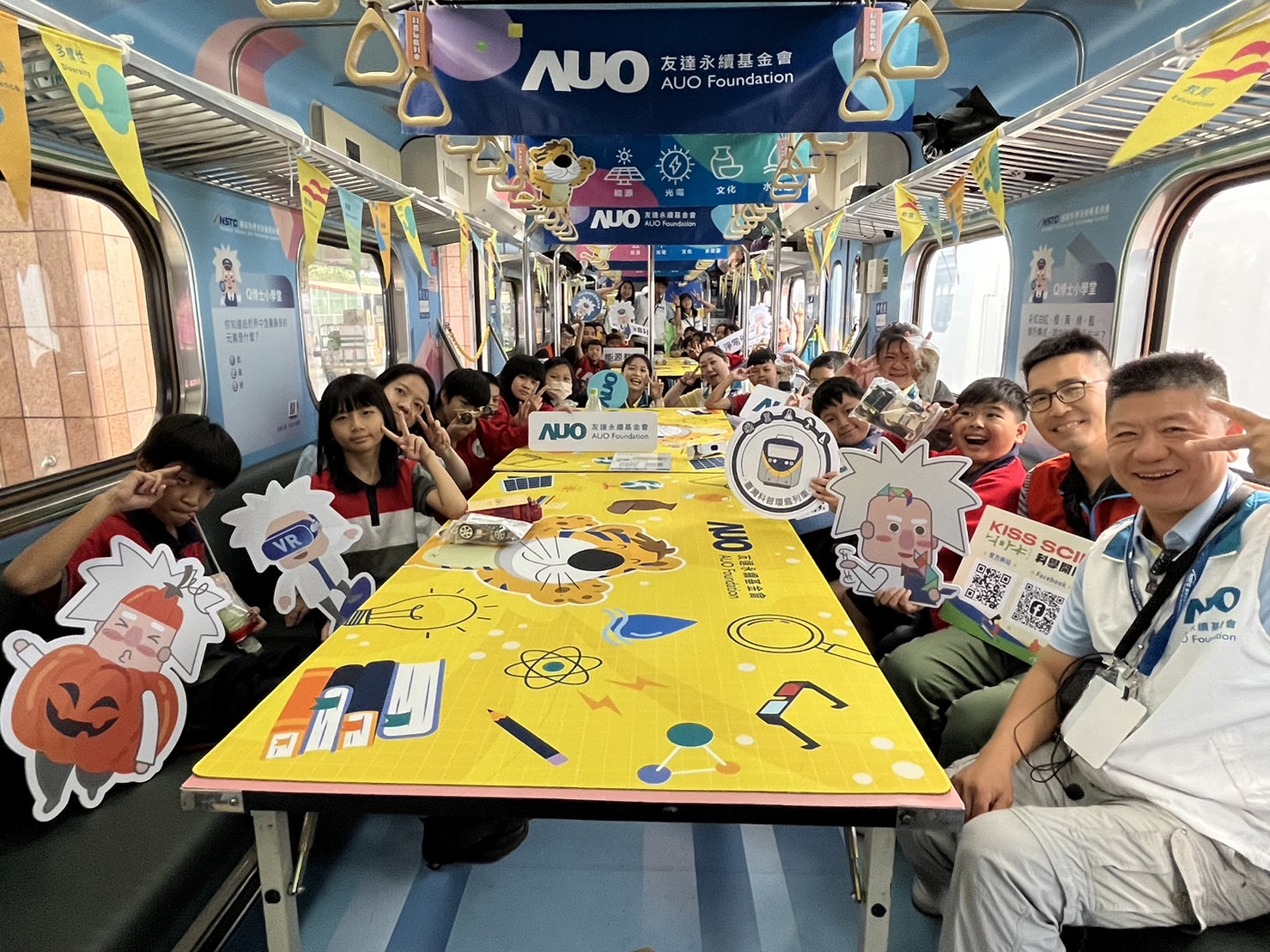88858cc永利永續基金會參與「臺灣科普環島列車」，設計基礎科學車廂課程，以「淨零碳排和永續能源」為主題，讓學生透過創意實驗認識淨零知識，以及思考生活中的減碳行為