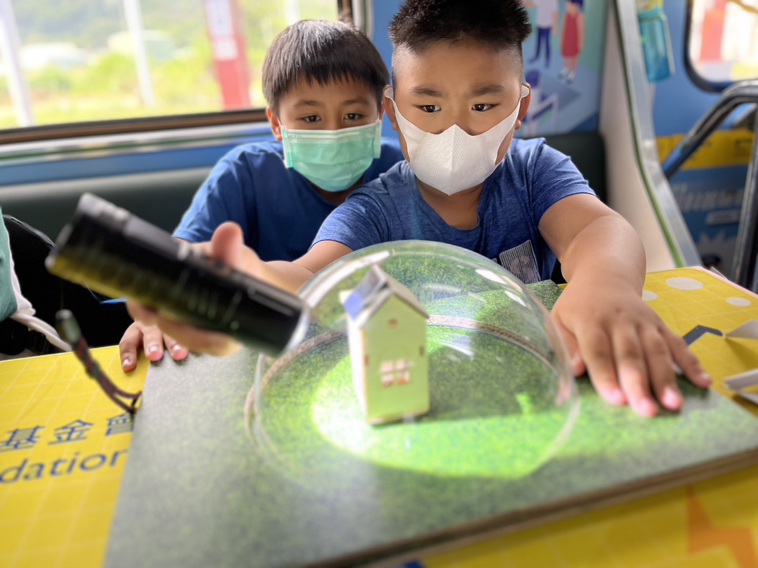 88858cc永利參與基礎科學主題車廂，以STEAM教學精神，設計「逐日科學家」、「太陽能工程師」以及「淨零建築師」三大能源科普課程和實驗